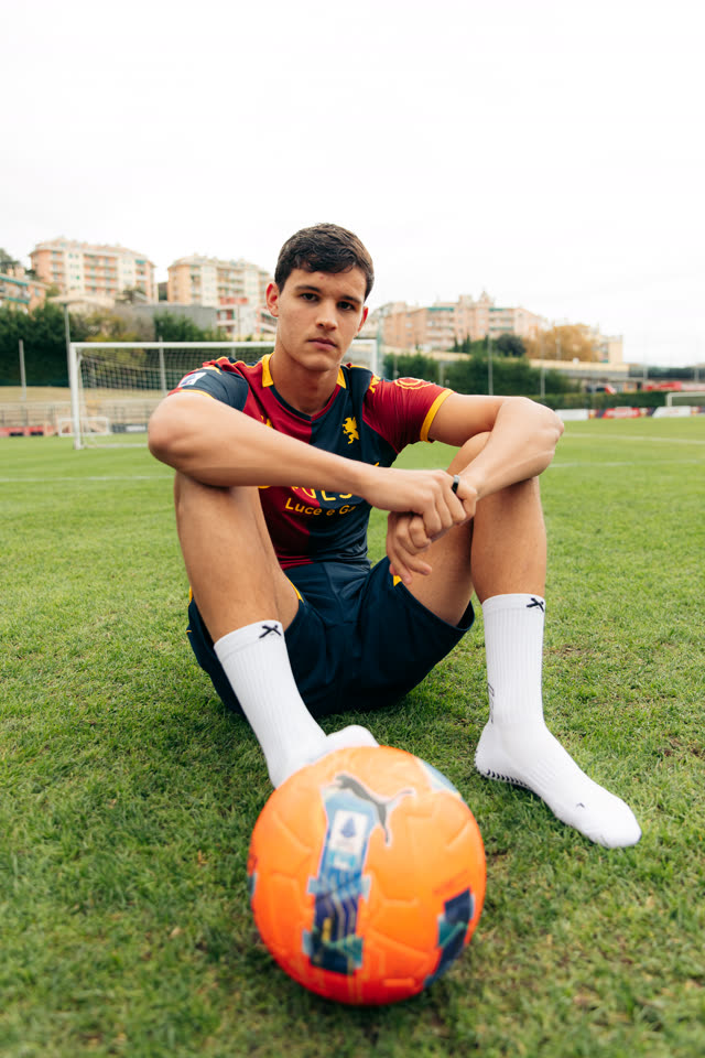 Jugador del Genoa CFC con calcetines grip SOXPro