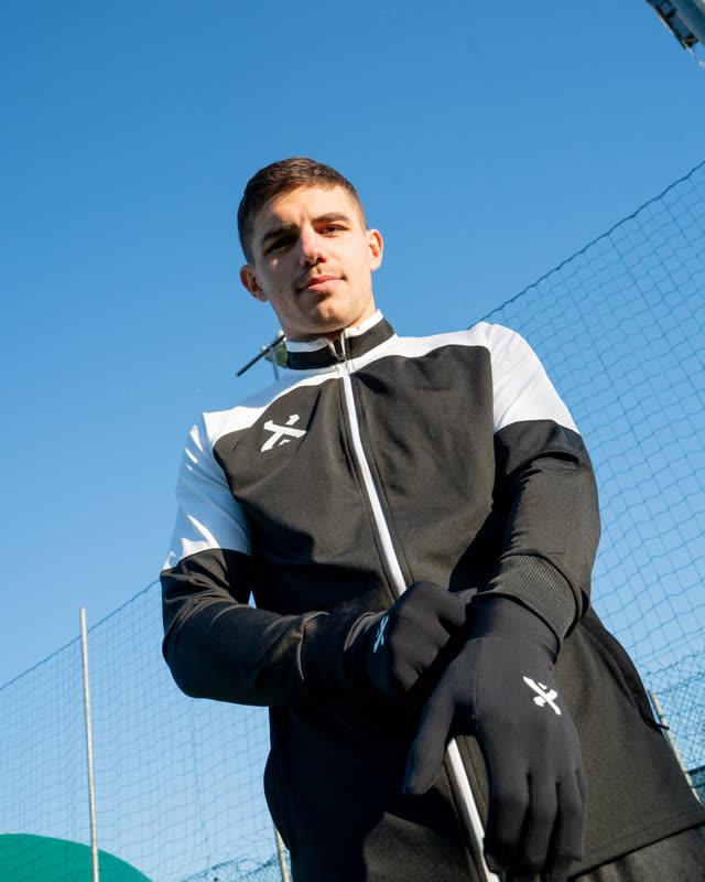 Krstović con ropa de entrenamiento GEARXPro y Grip Gloves