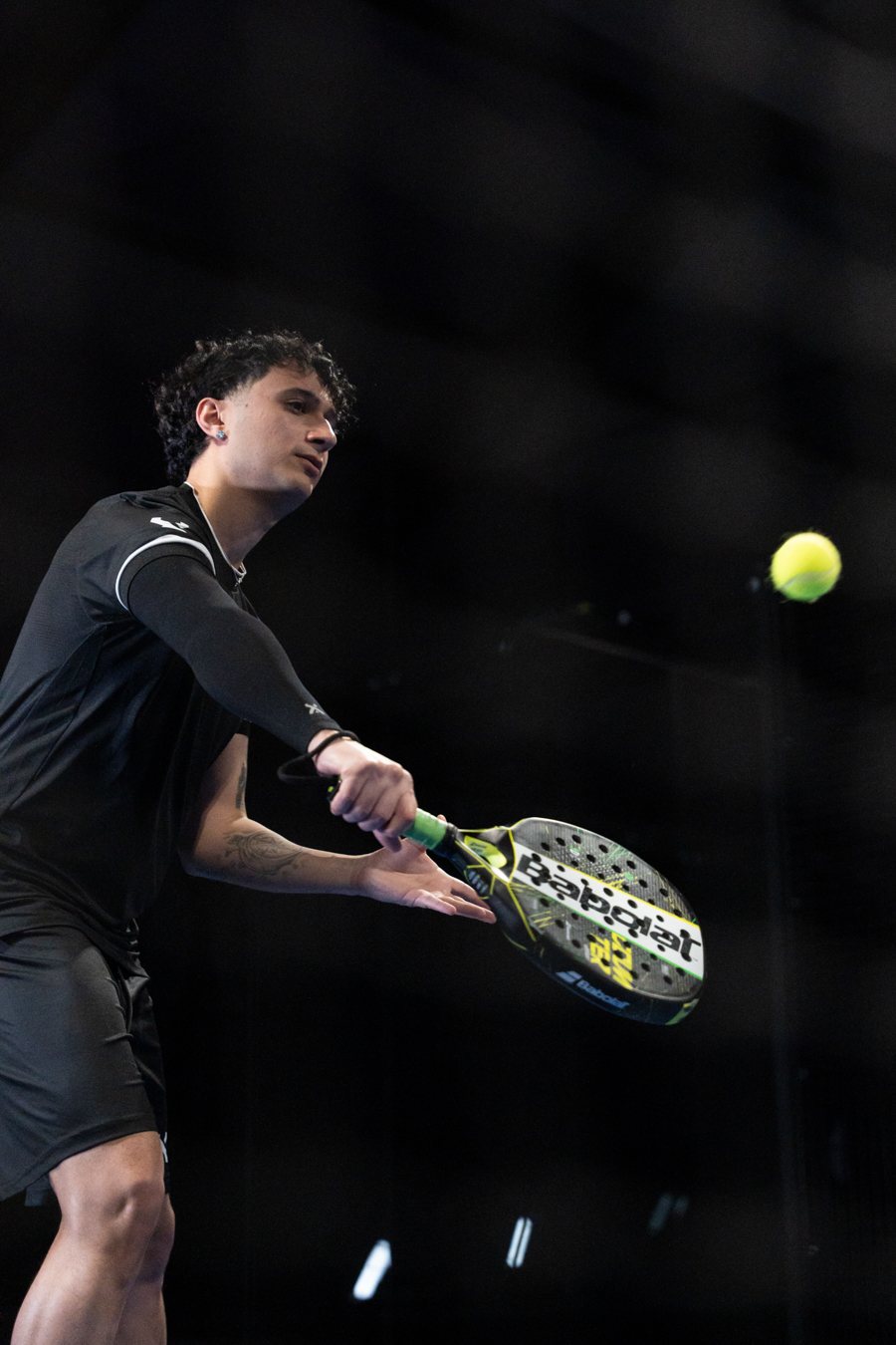 Padel-Spieler beim Schlag mit schwarzer Arm Sleeve