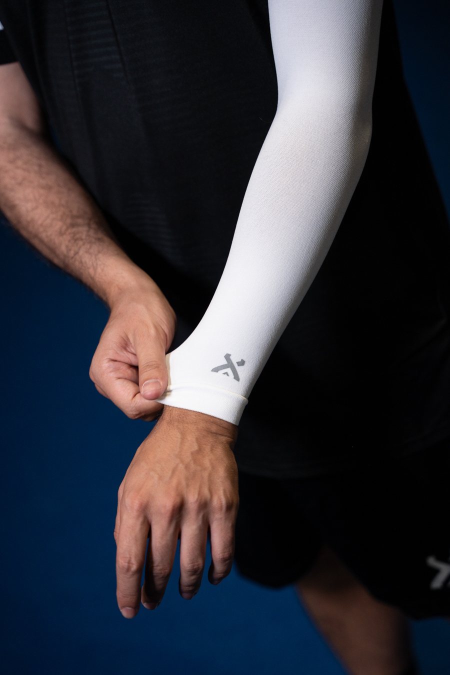 Spieler richtet eine weiße Arm Sleeve
