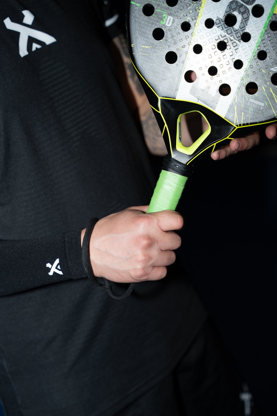 Hand am Schlägergriff mit schwarzer Arm Sleeve